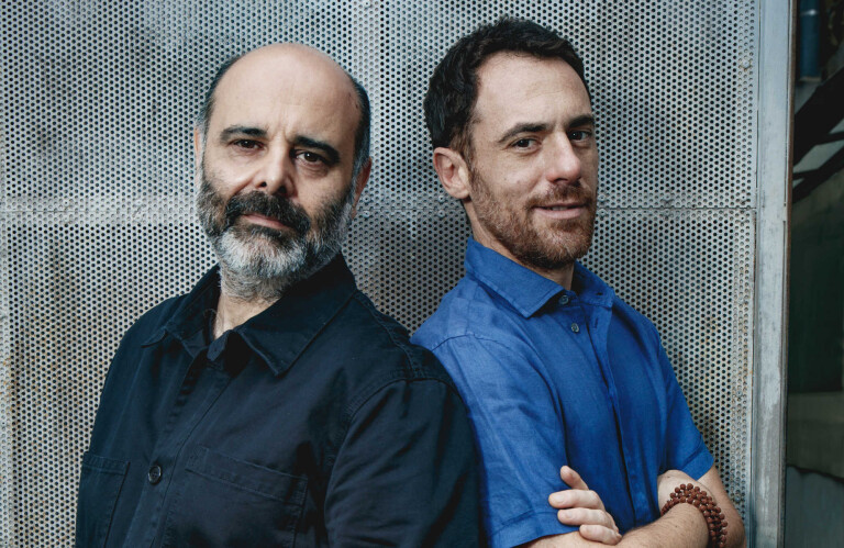 copertina di La guerra com'è | Un duetto di parole (Elio Germano) e musica (Teho Teardo) per dar voce a Gino Strada