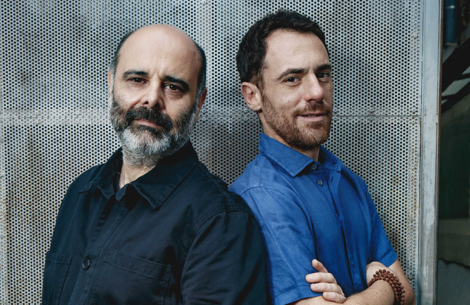 copertina di La guerra com'è | Un duetto di parole (Elio Germano) e musica (Teho Teardo) per dar voce a Gino Strada