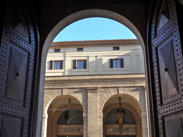 Il portico della Gabella dalla porta carraia del palazzo comunale - via U. Bassi