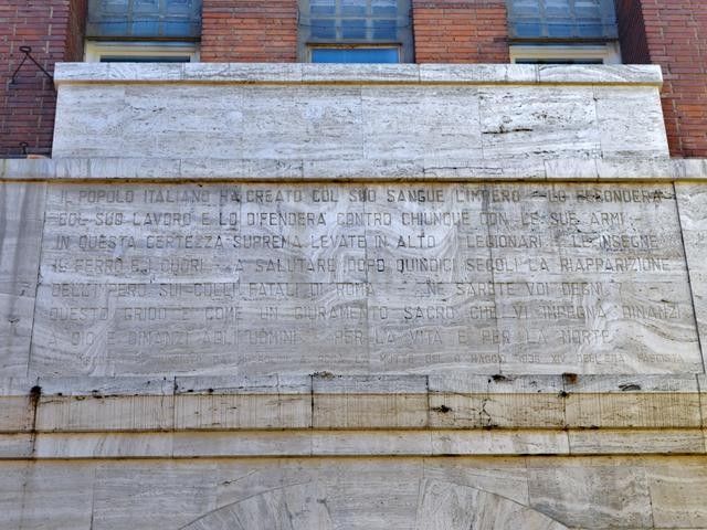 Iscrizione sul portale della Casa del Fascio 