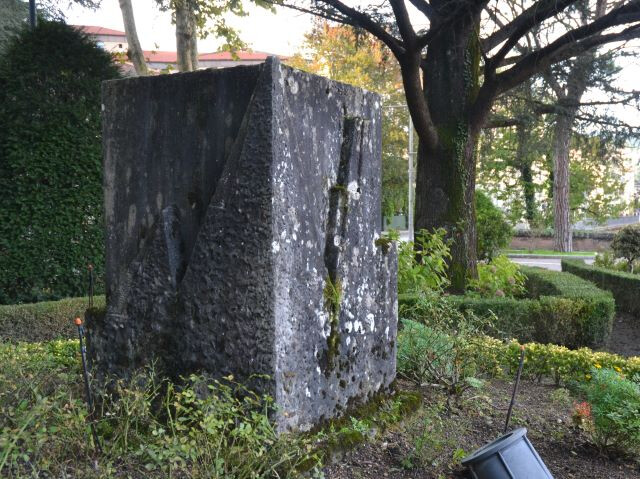 Cippo che ricorda Antonio Giuriolo e i caduti della brigata Matteotti montagna 