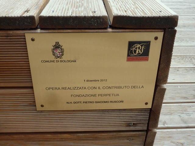 Targa che ricorda il Comune e la Fondazione Rusconi come promotori del progetto Piccoli Pass