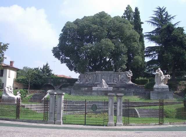 Il monumento a Carducci - Veduta d'insieme