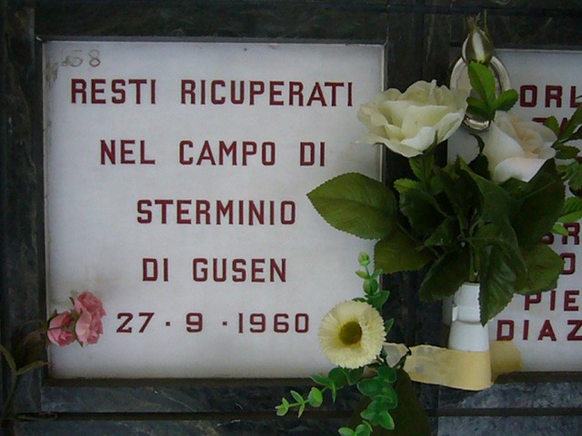 Tomba che custodisce i resti delle vittime del campo di sterminio di Gusen - Sacrario dei partigiani - Cimitero della Certosa (BO)