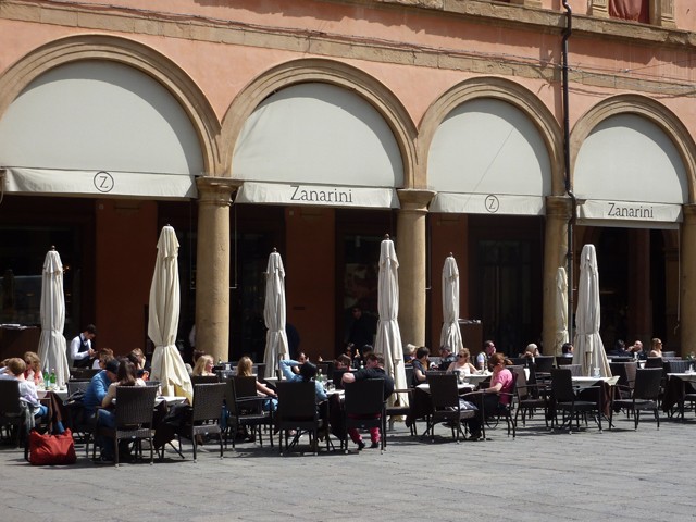 Il caffè Zanarini sotto il portico del Pavaglione 