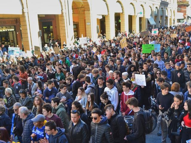 Friday for Future - Il corteo degli studenti per il clima - via U. Bassi (BO)