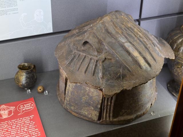 Urna cineraria a forma di capanna - Museo civico archeologico (BO)