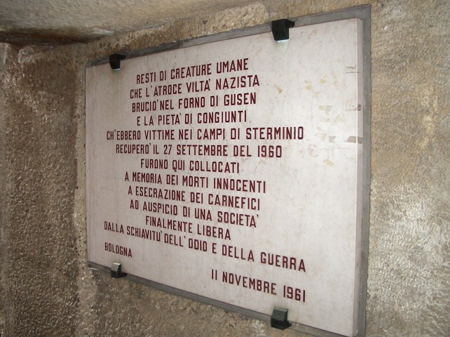 Lapide a ricordo della traslazione dei resti dei prigionieri di Gusen - Sacrario dei partigiani - Cimitero della Certosa (BO)