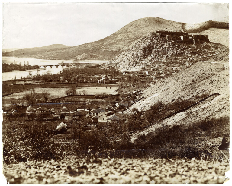 STUDIO FOTOGRAFICO MARUBI, Veduta di Scutari - Fortezza con il ponte del Drino