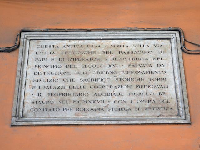 Lapide che ricorda il restauro di Casa Figallo - Strada Maggiore angolo Piazza della Mercanzia (BO)