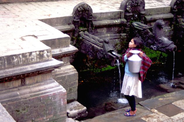 Bimba attinge acqua alla fonte di Patan - Nepal - 1997
