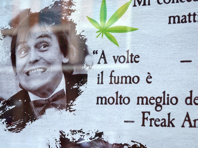 Impertinente Freak Antoni raffigurato in una vetrina bolognese: "A volte il fumo è molto meglio dell'arrosto".