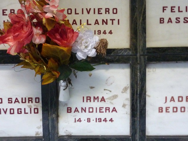 Tomba di Irma Bandiera (Mimma) e altri partigiani nel Sacrario della Certosa (BO)