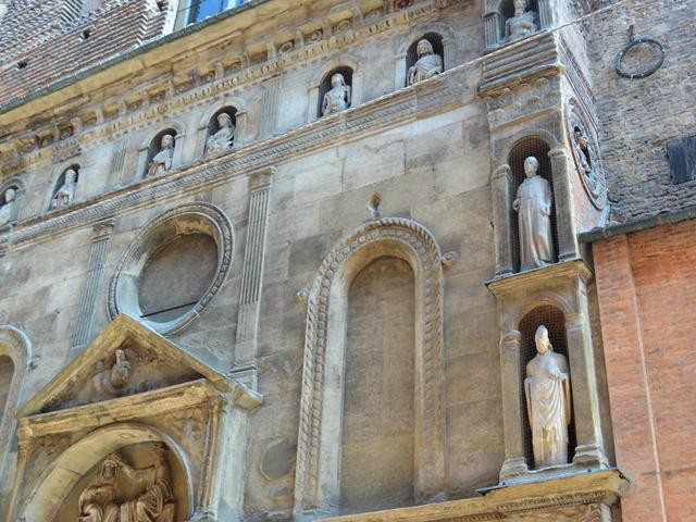 Chiesa della Madonna di Galliera, particolare della facciata