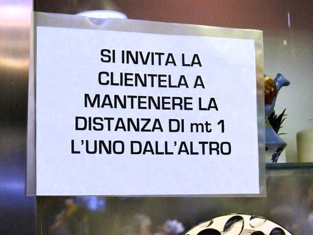 All'ingresso di un bar di Bologna