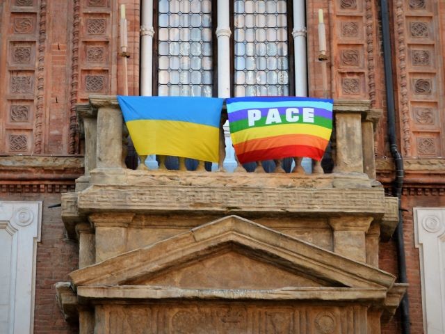 Le bandiere dell'Ucraina e della Pace a Palazzo d'Accursio (BO)