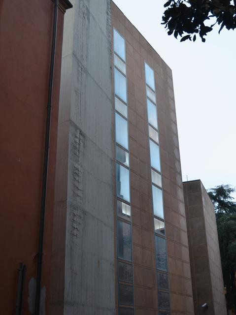 Biblioteca Universitaria (BO) - La torre libraria