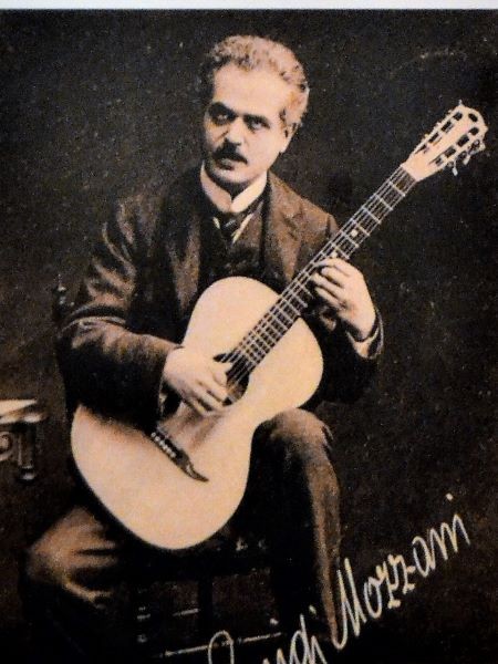 Il concertista e liutaio Luigi Mozzani