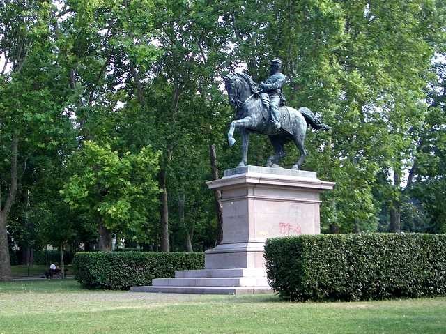 La statua a cavallo di Vittorio Emanuele II - fino al 1944 al centro di Piazza Maggiore