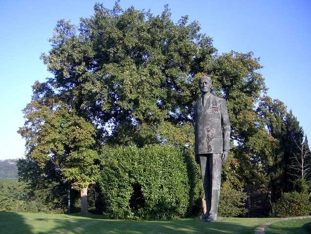 Statua di Marconi nel giardino di Villa Griffone 