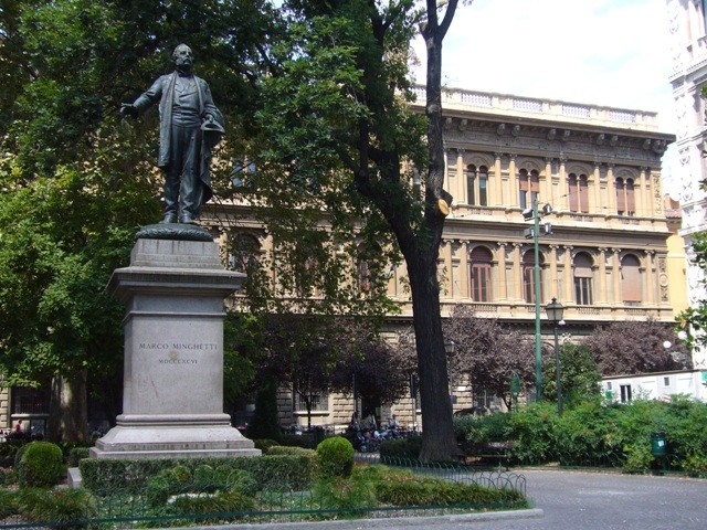 Il monumento a Minghetti - 1896 - dietro il Palazzo delle Poste