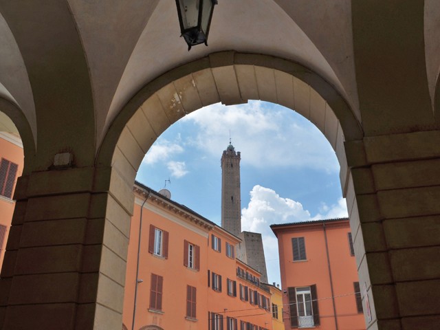 Palazzo Malvasia - portico - via Zamboni