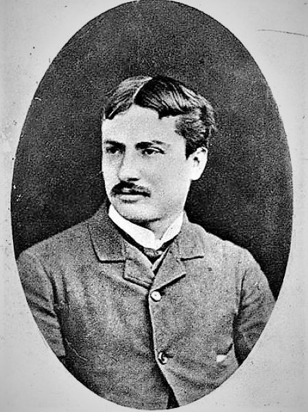 Giovanni Pascoli in una foto scattata all'epoca del suo arresto 