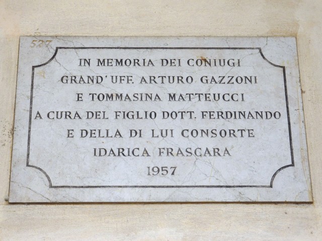 Lapide ricordo dei coniugi Gazzoni lungo il portico di San Luca (BO)