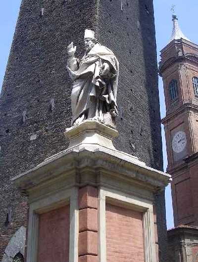 La statua di San Petronio in Piazza di Porta Ravegnana (BO)