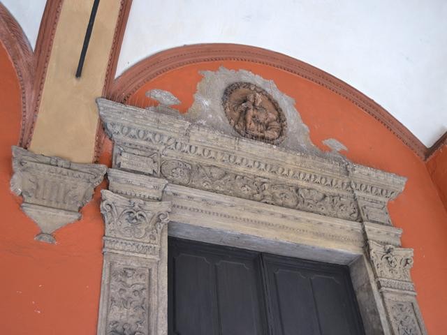 Chiesa dei SS. Vitale e Agricola - portale rinascimentale - particolare