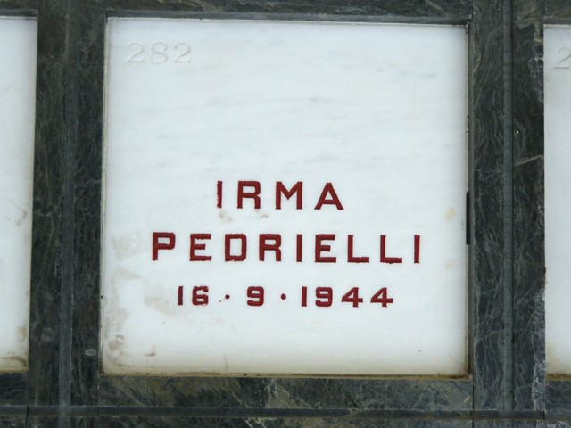 Tomba di Irma Pedrielli nel Monumento Ossario ai Caduti Partigiani della Certosa di Bologna
