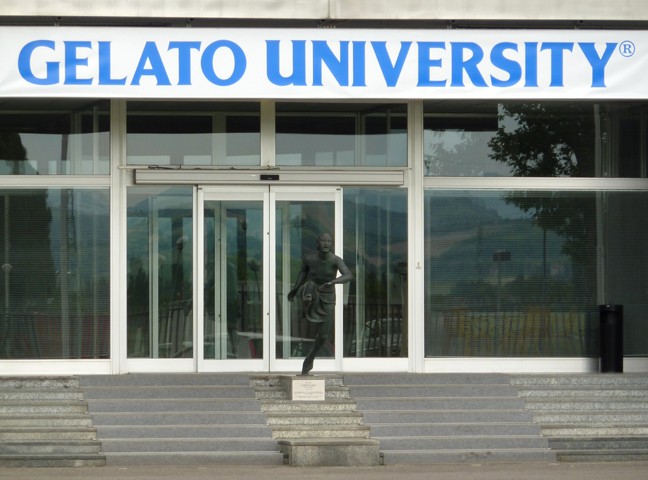 Statua di Ondina Valla all'ingresso dello stabilimento Carpigiani - Anzola Emilia (BO) - scult. Rito Valla