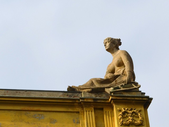 Una delle statue sulla facciata dell'Arena del Sole