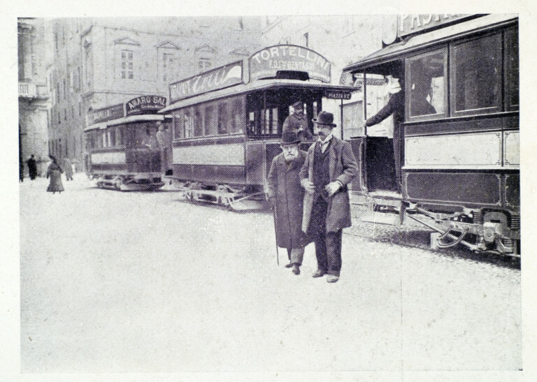 image of Giosue Carducci attraversa Piazza Galvani