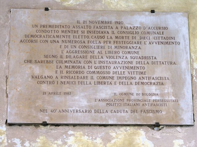 La lapide che ricorda l'eccidio 