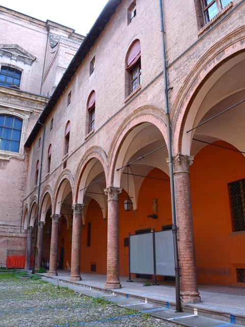 Palazzo del Monte di Pietà presso la cattedrale di San Pietro (BO) 