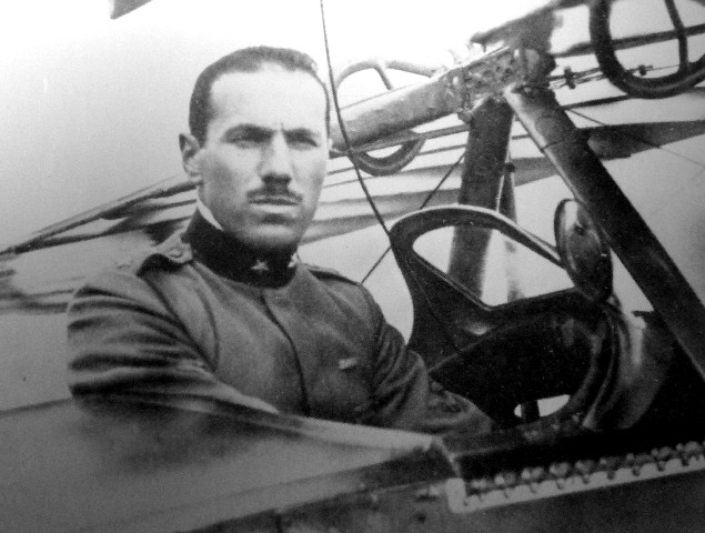 Francesco Baracca ai comandi del suo aereo da caccia 