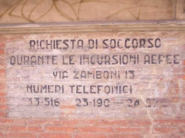 Indicazioni per la richiesta di soccorso durante le incursioni aeree - Palazzo Fantuzzi - via S. Vitale
