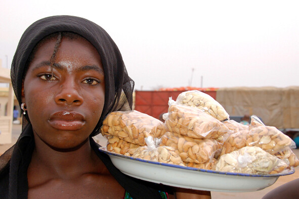 Ragazza vende anacardi al porto di Banjul - Gambia - 2010