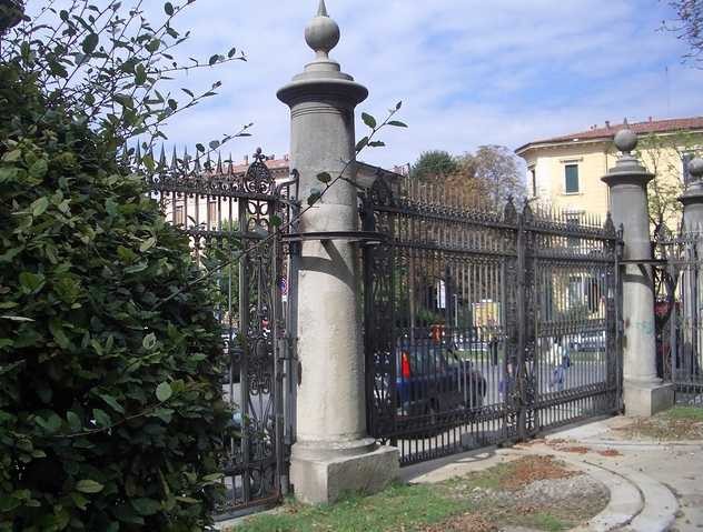 Ingresso dei Giardini Margherita a Porta Castiglione - la cancellata è quella che anticamente chiudeva il cassero di Porta Santo Stefano