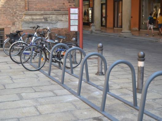 Nuova rastrelliera per biciclette in piazza Galvani (BO) 