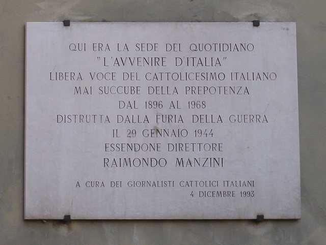 La lapide ricorda il bombardamento della sede del quotidiano l'Avvenire d'Italia in via Mentana