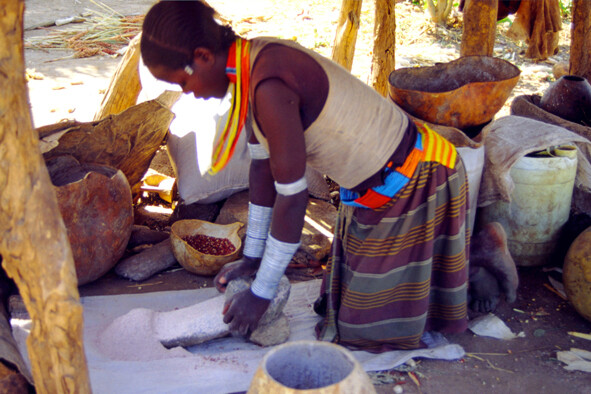Macinazione a pietra dei cereali - Turmo - Etiopia - 2001