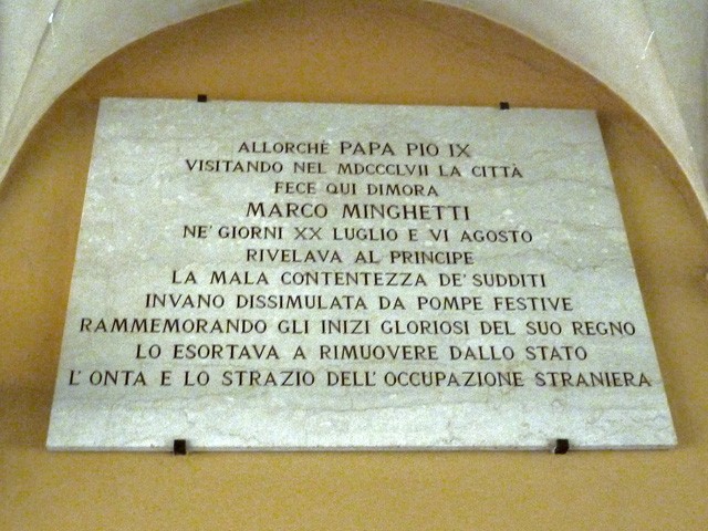 La lapide ricorda la visita fatta da Minghetti a Pio IX nel 1857