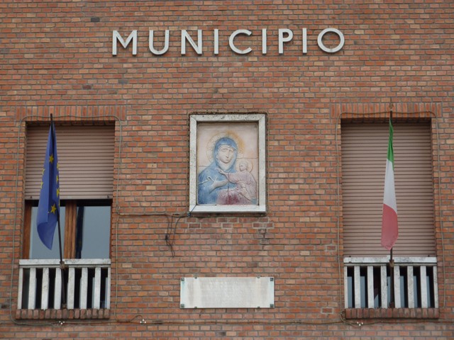 L'effige della Madonna di San Luca sul municipio di Bosaro (RO)