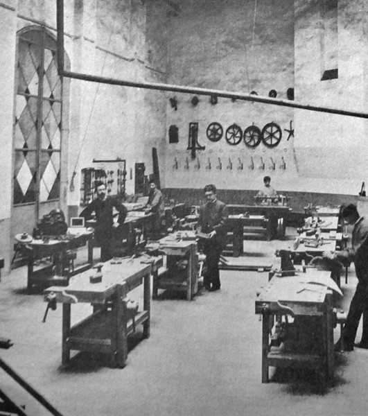 Un'aula laboratorio delle Aldini Valeriani all'inizio del '900 - Fonte: "Bologna notizie"