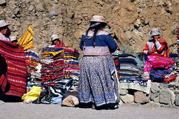 Donne cabanas al mercato della Cruz del Condor - Perù - 2002