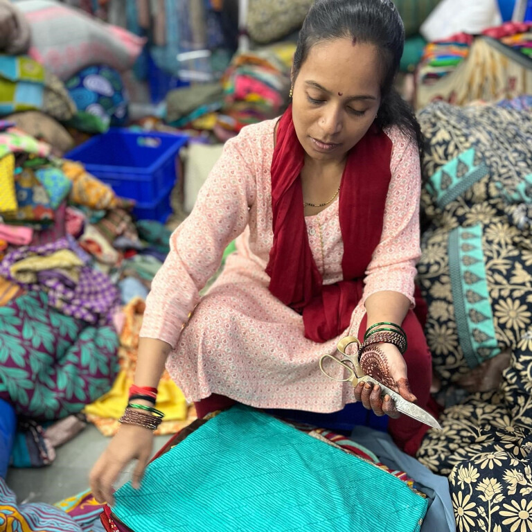 copertina di L’india che trasforma - Storie di riuso e moda etica