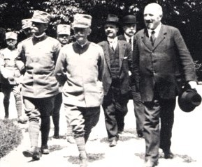 Il re Vittorio Emanuele III, il sindaco Zanardi e l'assessore Longhena in visita alle scuole all'aperto 
