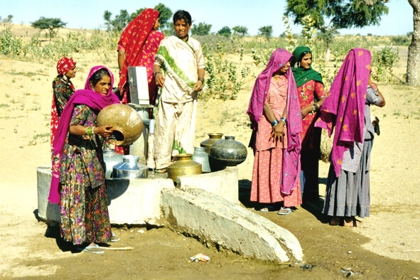Ragazze mer a un pozzo presso Jodhpur - India - 2004